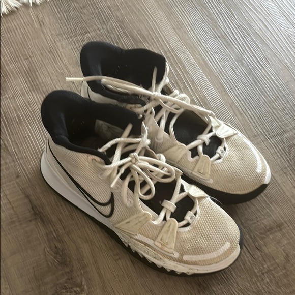 Nike Black and White Kyrie Irving Basketball 🏀 Shoes. - Picture 1 of 5